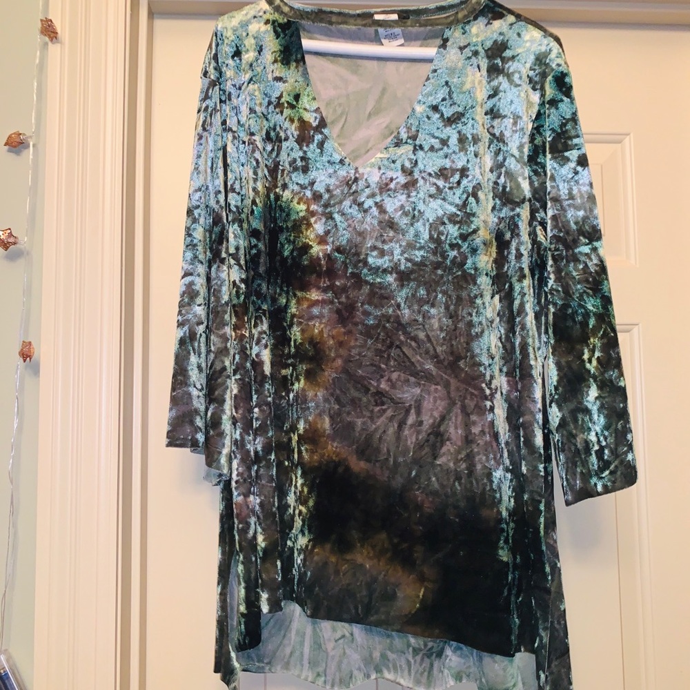 Green velvet top with 3/4 sleeves